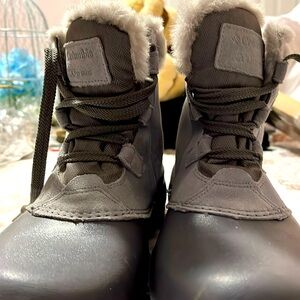 Columbia winter lined gray boots USA size 8. New without tags